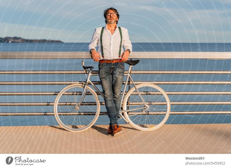 Mann mit Fixie auf einem Steg Hemden Transport Transportwesen Raeder Räder Bike Bikes Fahrräder Rad Brillen sich sonnen sonnenbaden entspannen relaxen