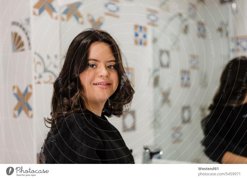 Zuversichtliche junge Frau mit Down-Syndrom steht zu Hause im Badezimmer Europäer Europäisch Kaukasier kaukasisch eine Person ein Mensch nur eine Person