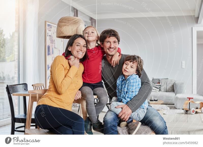 Porträt einer glücklichen Familie mit zwei Kindern zu Hause Zuhause daheim Glück glücklich sein glücklichsein Portrait Porträts Portraits Familien Mensch