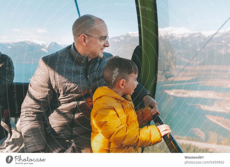 Vater und Sohn in der Gondel einer Seilbahn, Squamish, Kanada Junge Buben Knabe Jungen Knaben männlich Gondelbahn Aussicht bewundern die Aussicht bewundern