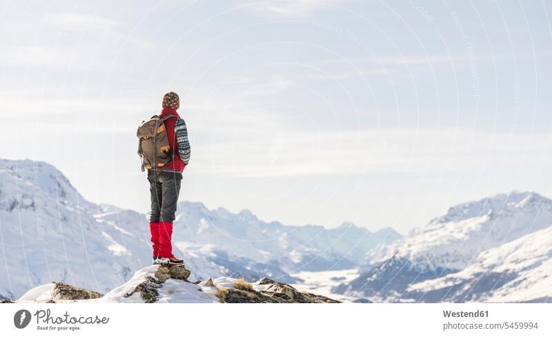 Schweiz, Engadin, Wanderer in Berglandschaft beim Blick Berge Gebirge Gebirgslandschaft Gebirgskette Gebirgszug Berglandschaften wandern Wanderung Mann Männer