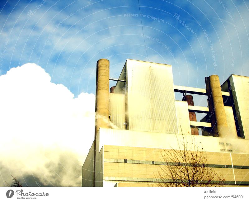 Kraftwerk Fabrik Außenaufnahme Himmel blau Wasserdampf Industriefotografie Schornstein clouds