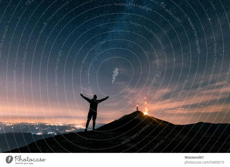 Italien, Monte Nerone, Silhouette eines Mannes mit Blick auf den Nachthimmel mit Sternen und Milchstraße ansehen Milchstrasse Männer männlich Umriß Gegenlicht