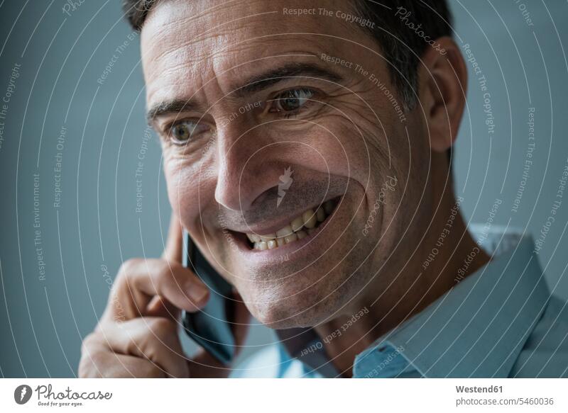 Porträt eines grimassierenden Geschäftsmannes am Mobiltelefon telefonieren anrufen Anruf telephonieren Portrait Porträts Portraits Grimasse Grimassen