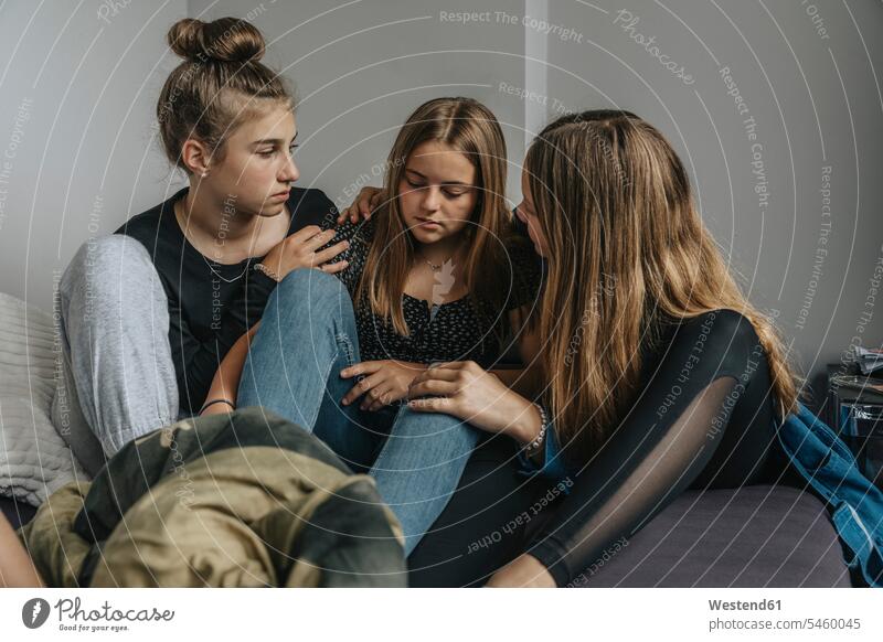 Freundinnen trösten traurige Teenagerin Leute Menschen People Person Personen gemischtrassig Europäisch Kaukasier kaukasisch Gruppe von Menschen Menschengruppe