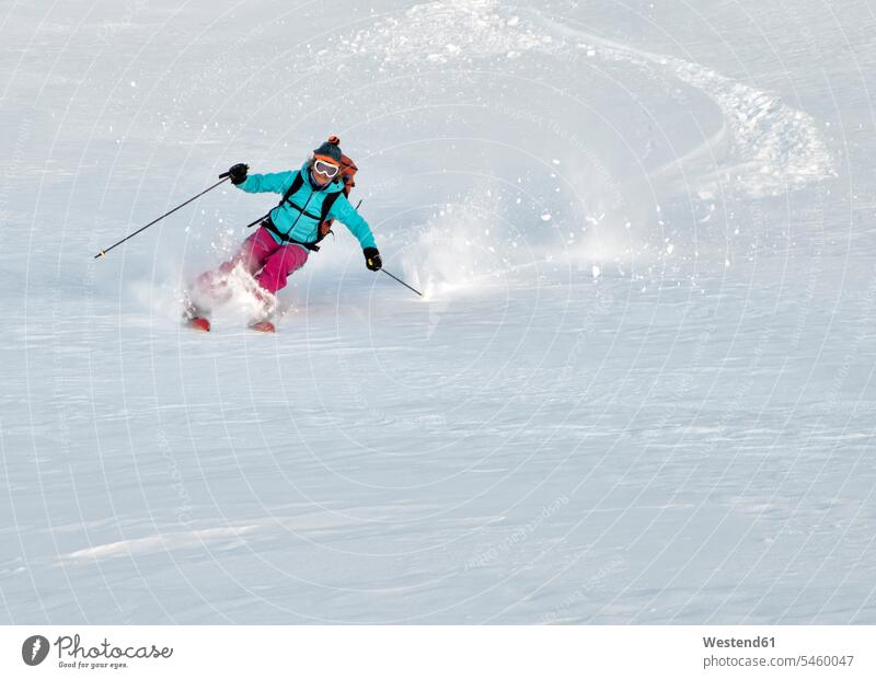 Schweiz, Grand-Saint-Bernard-Pass, Pain de Sucre, Mont Fourchon, Frau auf einer Skitour in den Bergen beim Abfahren weiblich Frauen Abfahrt Abfahrtslauf