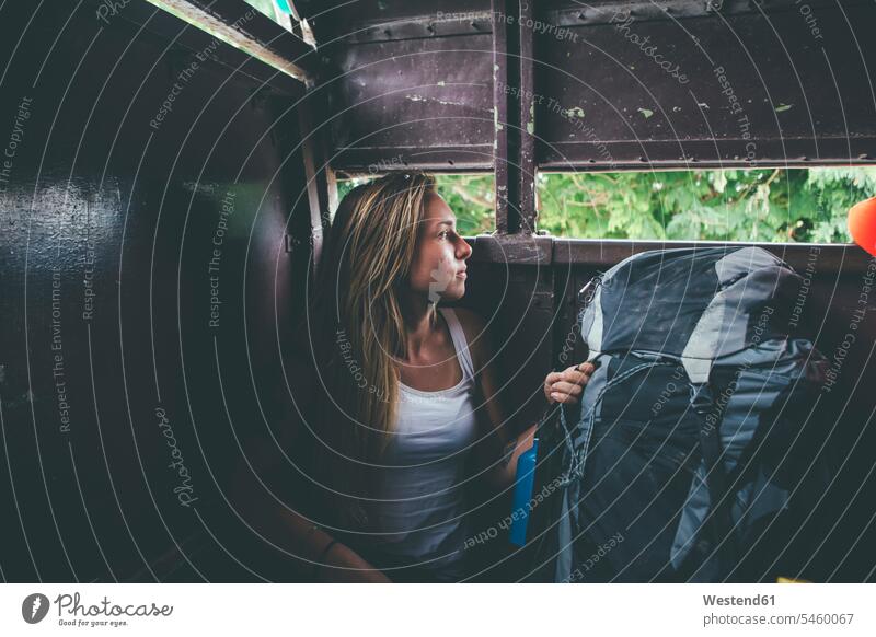 Kuba, junge Frau mit Rucksack reist in einem Kleinbus Rucksäcke junge Frauen Rucksacktourist Backpacker reisen Travel verreisen Weg Reise Lieferwagen sitzen