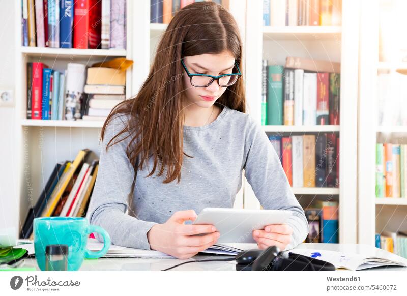 Mädchen macht Hausaufgaben mit digitalem Tablet Tablet Computer Tablet-PC Tablet PC iPad Tablet-Computer weiblich Rechner Kind Kinder Kids Mensch Menschen Leute