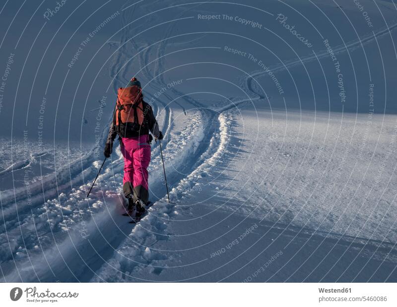 Schweiz, Bagnes, Cabane Marcel Brunet, Mont Rogneux, Frau beim Skitourengehen in den Bergen Tourenski Skibergsteigen weiblich Frauen Erwachsener erwachsen
