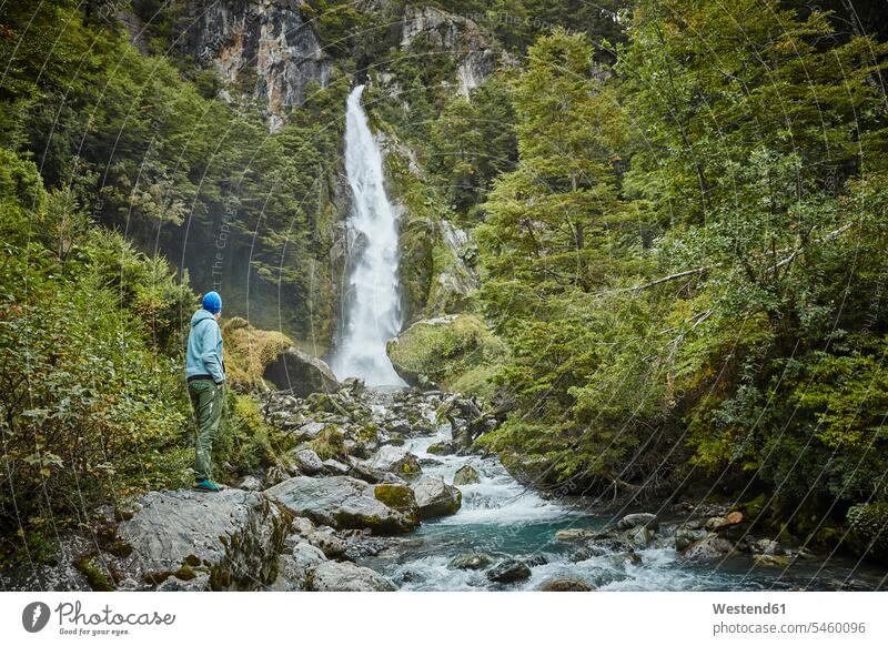 Chile, Laguna San Rafael National Park, Frau bewundert den Wasserfall Las Cascadas Wasserfälle Wasserfaelle weiblich Frauen stehen stehend steht Bewunderung