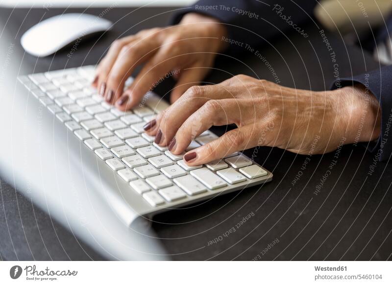 Hände einer Frau auf Computertastatur, Nahaufnahme Leute Menschen People Person Personen Europäisch Kaukasier kaukasisch 1 Ein ein Mensch nur eine Person single