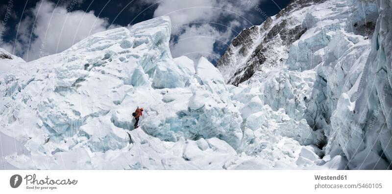 Nepal, Solo Khumbu, Everest, Sagamartha-Nationalpark, Bergsteiger beim Klettern im Eis Himalaya klettern steigen Alpinisten Gletscherbruch Everest Region