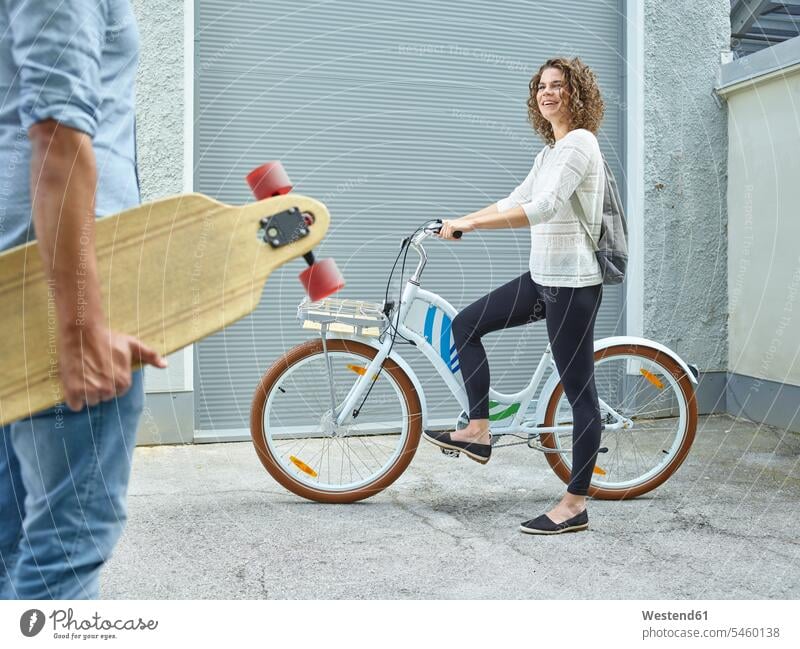 Mann und Frau mit Skateboard und Fahrrad Bikes Fahrräder Räder Rad Paar Pärchen Paare Partnerschaft Rollbretter Skateboards Raeder Verkehrswesen Transportwesen
