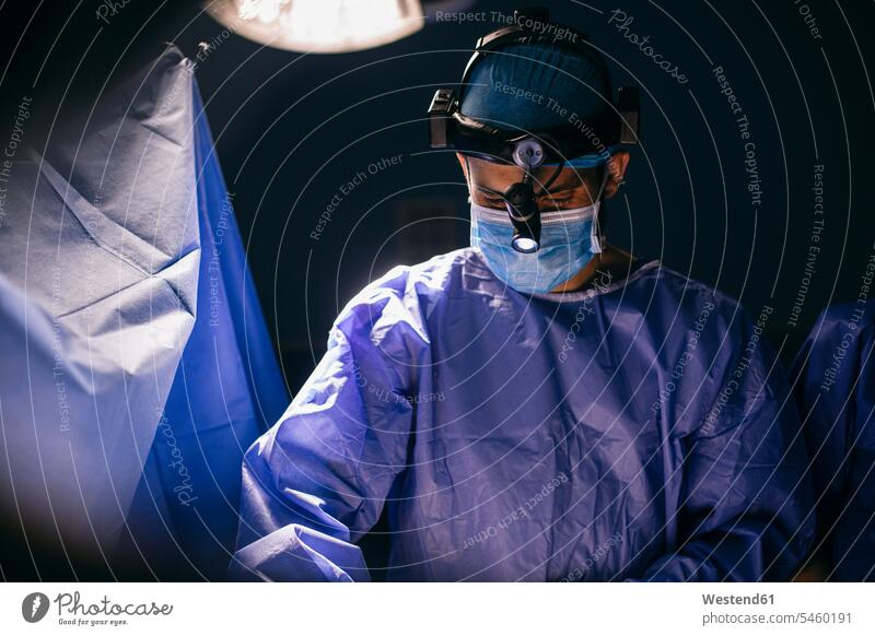 Chirurg während einer Operation Job Berufe Berufstätigkeit Beschäftigung Jobs Arbeit Farben Farbtoene Farbton Farbtöne blaue blauer blaues Gesundheit