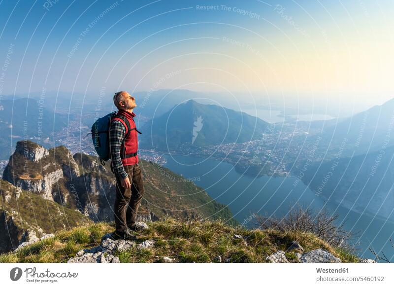 Rückansicht des Wanderers auf dem Berggipfel, Orobie Alps, Lecco, Italien Leute Menschen People Person Personen Europäisch Kaukasier kaukasisch 1 Ein ein Mensch