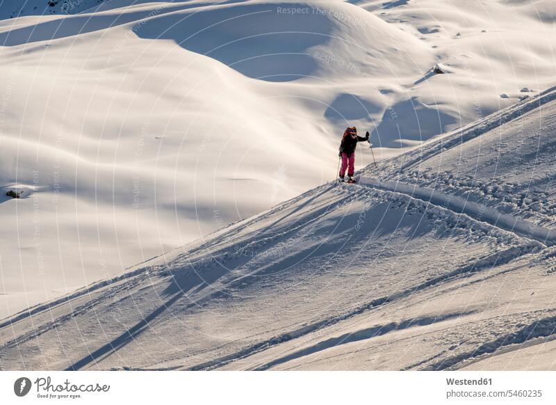 Schweiz, Bagnes, Cabane Marcel Brunet, Mont Rogneux, Skitouren in den Bergen Tourenski Skitourengehen Skibergsteigen Frau weiblich Frauen Erwachsener erwachsen