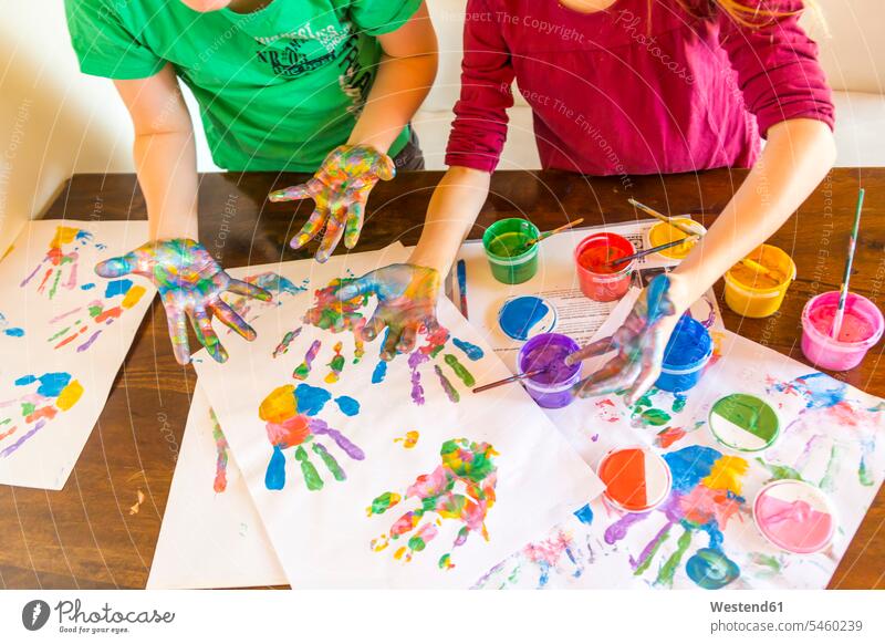 Mädchen und Jungen spielen mit Fingerfarben, Handabdrücken Abdruck Abdruecke Abdrücke Hände Handabdruck Buben Knabe Knaben männlich weiblich Mensch Menschen