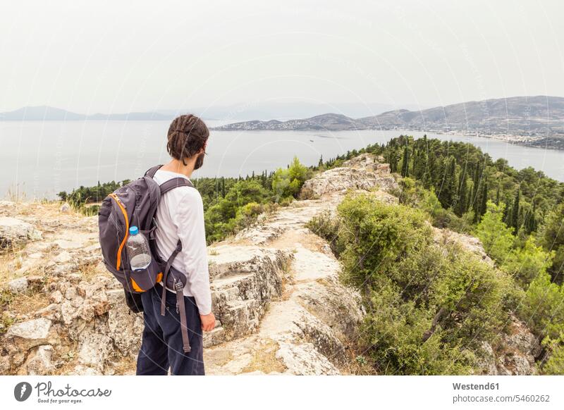 Griechenland, Volos, Mann mit Blick auf den Pagasetischen Golf Reisende Reisender stehen stehend steht Aussicht bewundern die Aussicht bewundern