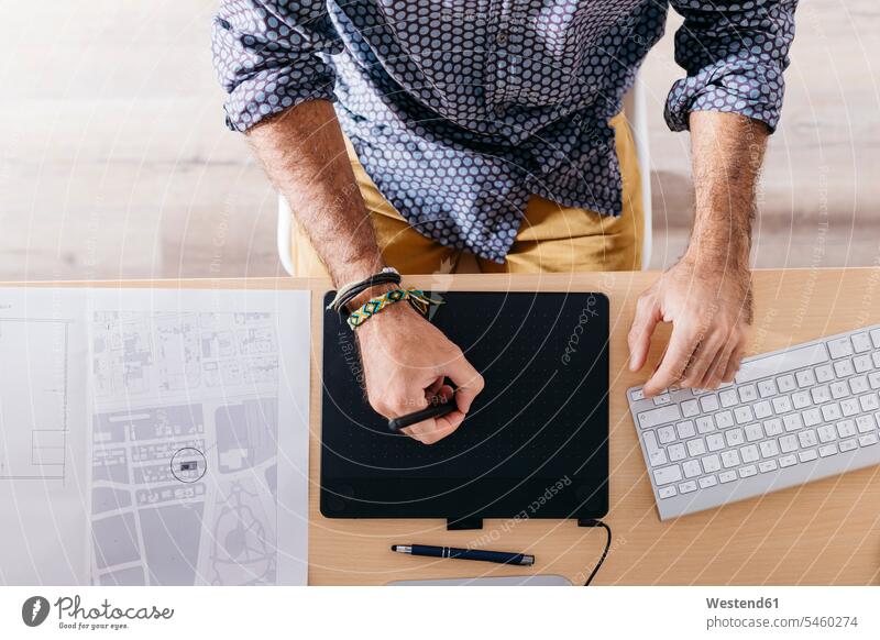 Nahaufnahme eines Mannes, der zu Hause mit einem Grafiktablett arbeitet Männer männlich arbeiten Arbeit Zuhause daheim Digitizer Pen Tablets Grafiktabletts