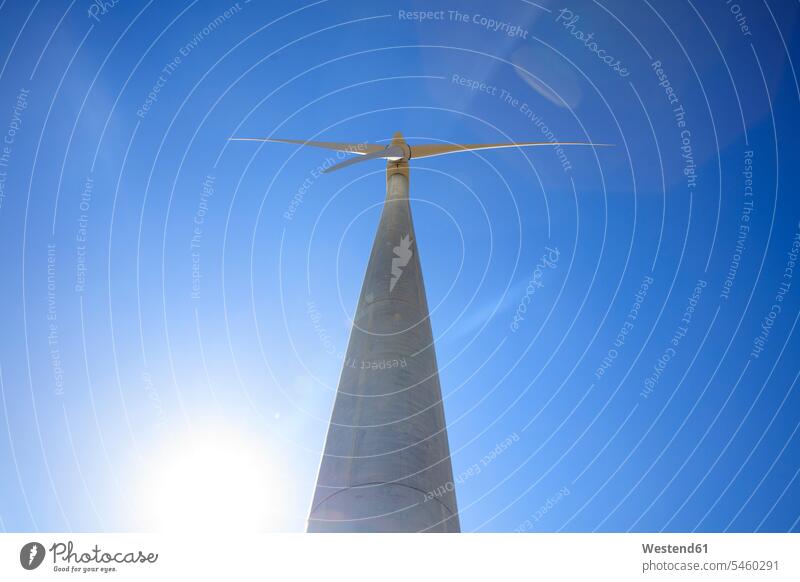 Niederwinkel-Ansicht einer Windkraftanlage Windturbine Windrad Windräder Windenergie Stromerzeugung Erneuerbare Energie alternative Energie Ökologie Ökoenergie