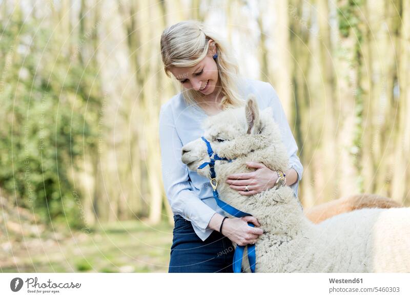Glückliche Frau kuscheln Alpaka Deutschland Natur knuddeln umarmen Tiermotive Tierthemen Leine Leinen Zaumzeug Zuversicht Zuversichtlich Selbstvertrauen