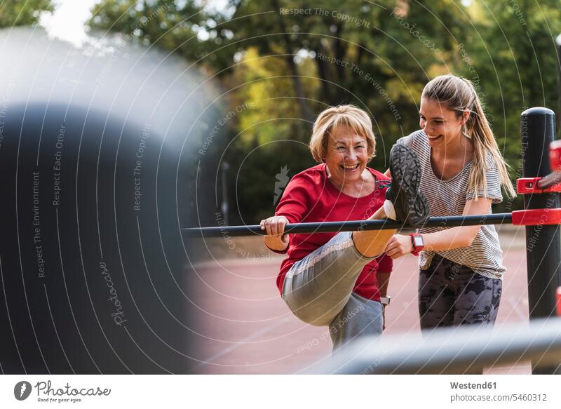Großmutter und Enkelin trainieren auf Stangen in einem Park Parkanlagen Parks Kraft stark Stärke kräftig Beweglichkeit Biegsamkeit beweglich Enkeltochter