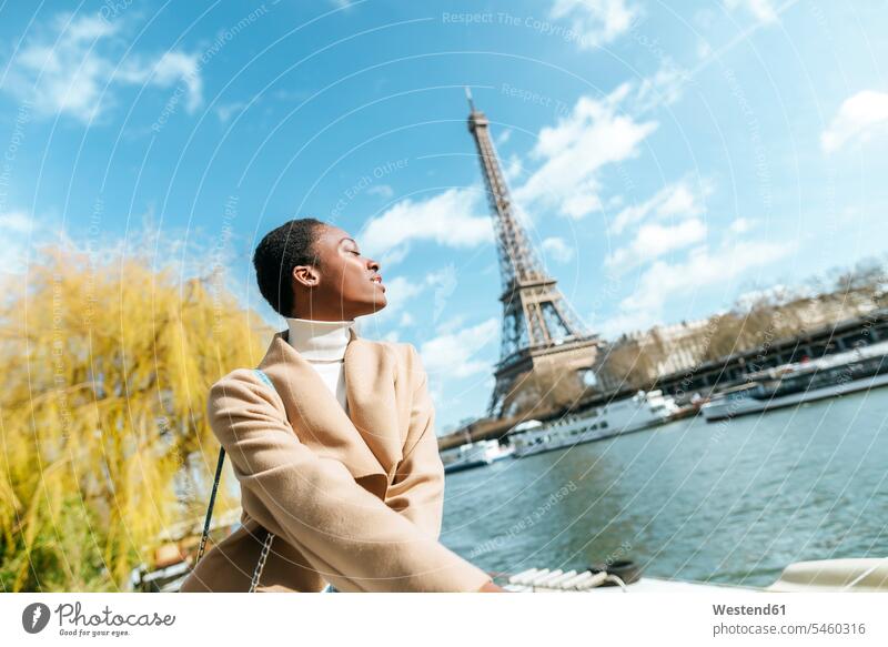 Frankreich, Paris, Frau mit geschlossenen Augen am Fluss Seine mit dem Eiffelturm im Hintergrund Fluesse Fluß Flüsse weiblich Frauen Touristin Gewässer Wasser