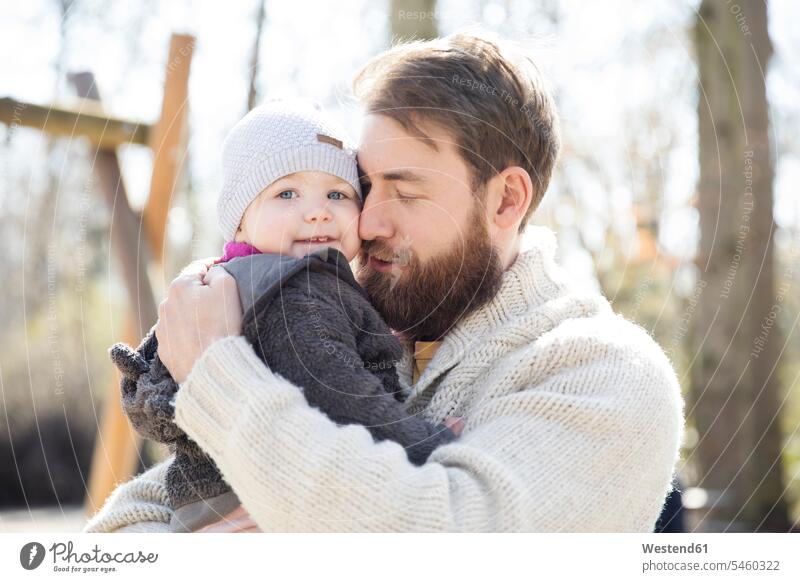 Zärtlicher Vater trägt Tochter im Park glücklich Glück glücklich sein glücklichsein Parkanlagen Parks tragen transportieren Zuneigung Papas Väter Vati Vatis