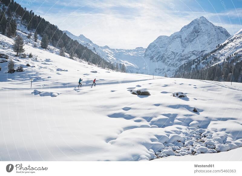 Österreich, Tirol, Luesens, Sellrain, zwei Skilangläufer in schneebedeckter Landschaft Landschaften Skifahrer Schifahrer Schiläufer Skiläufer Skilaeufer