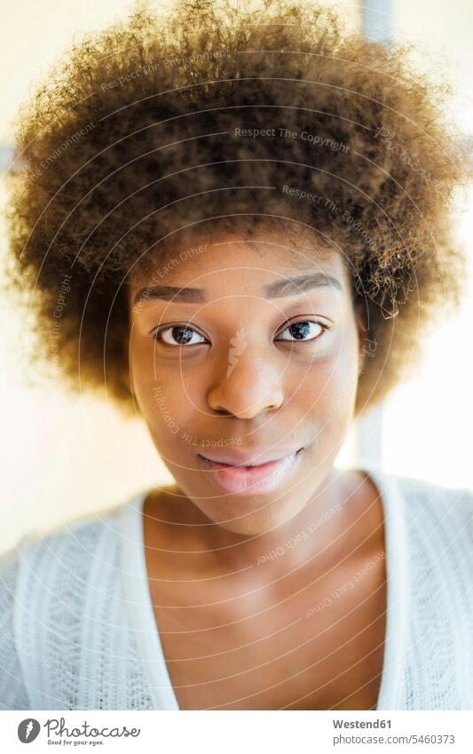 Nahaufnahme einer lächelnden Frau mit Afro-Haar zu Hause Farbaufnahme Farbe Farbfoto Farbphoto Spanien Freizeitbeschäftigung Muße Zeit Zeit haben