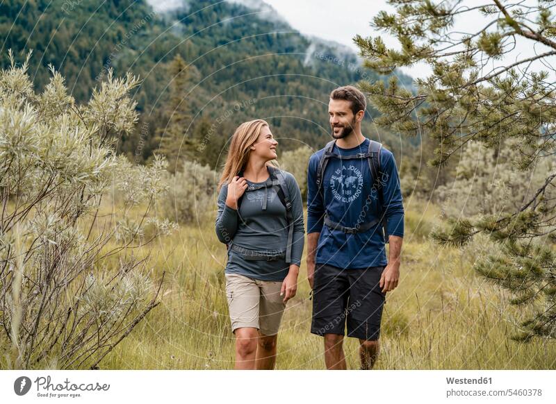Junges Paar auf einer Wanderung, Vorderriss, Bayern, Deutschland Touristen Rucksäcke gehend geht reden freuen geniessen Genuss Glück glücklich sein