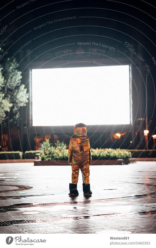 Raumfahrer auf einem Platz bei Nacht angezogen von leuchtender Projektionsfläche Astronaut Astronauten Projektionsleinwand Bildwand Leinwand Plätze Plaetze
