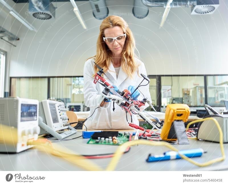 Im Forschungslabor arbeitende Technikerin, die eine Drohne entwickelt Ingenieurin Ingenieurinnen Drohnen Arbeit Technikerinnen Beruf Berufstätigkeit Berufe