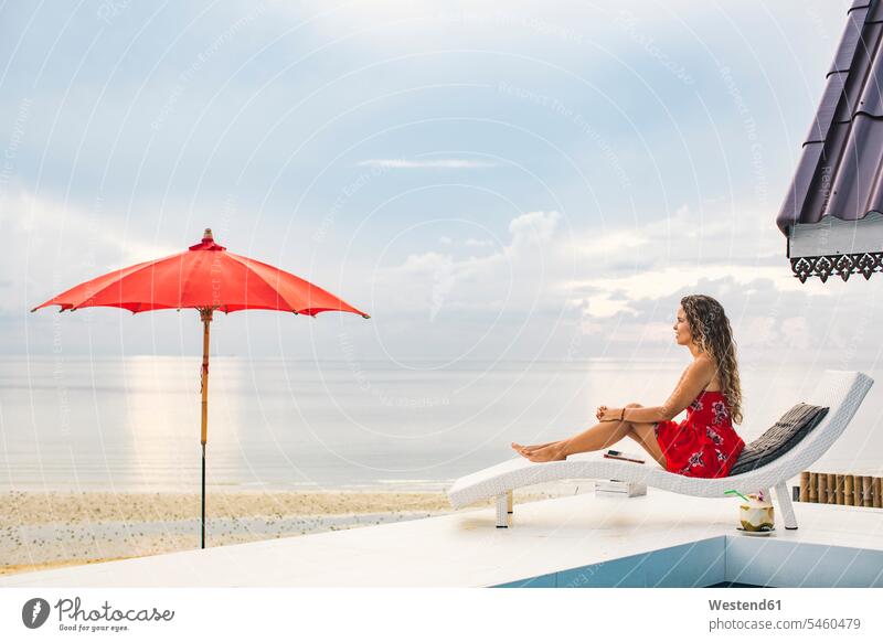 Thailand, Koh Phangan, Frau beim Entspannen am Strand weiblich Frauen Beach Straende Strände Beaches Entspannung relaxen entspannen Erwachsener erwachsen Mensch