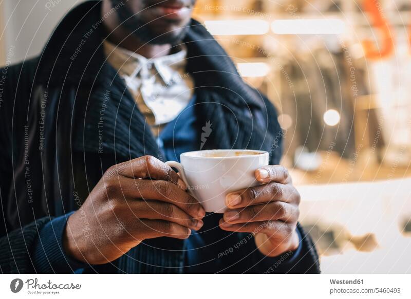 Afroamerikanischer Mann trinkt Kaffee halten trinken Cafe Kaffeehaus Bistro Cafes Café Cafés Kaffeehäuser Pause Pause machen Männer männlich Afro-Amerikanisch