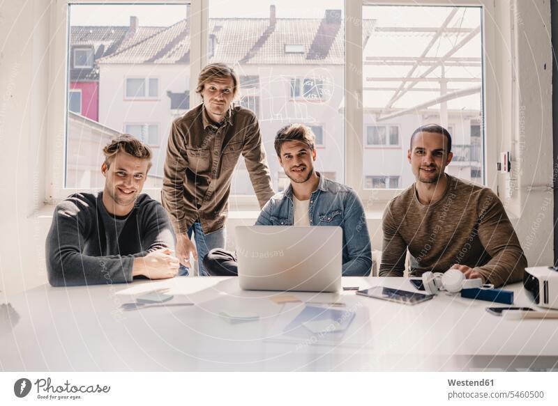 Jungunternehmer bei einem Treffen in ihrem neu gegründeten Unternehmen Job Berufe Berufstätigkeit Beschäftigung Jobs Zeichnungen Rechner Laptops Notebook