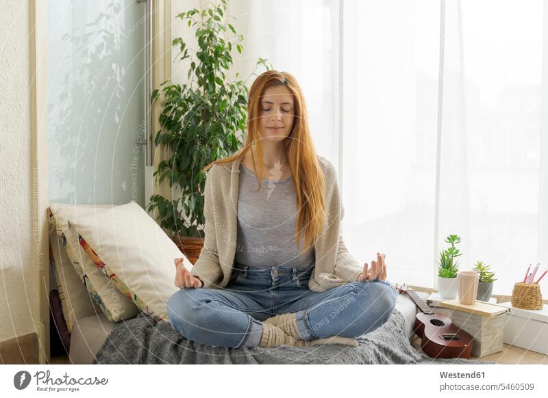 Junge Frau, die zu Hause Yoga praktiziert Leute Menschen People Person Personen Europäisch Kaukasier kaukasisch 1 Ein ein Mensch eine nur eine Person single