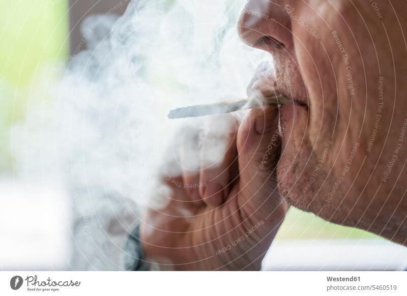 Älterer Mann raucht zu Hause Marihuana Leute Menschen People Person Personen Europäisch Kaukasier kaukasisch 1 Ein ein Mensch eine nur eine Person single