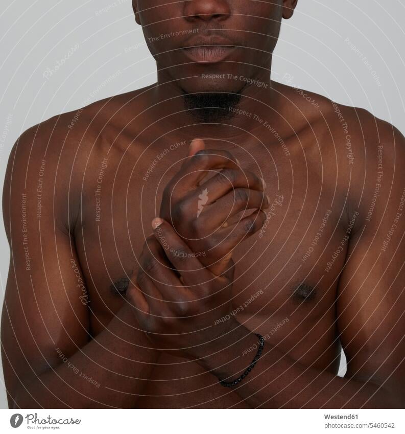 Porträt eines Afrikaners, Nahaufnahme der Hände Leute Menschen People Person Personen Afrikanisch Afrikanische Abstammung dunkelhäutig Farbige Farbiger Schwarze