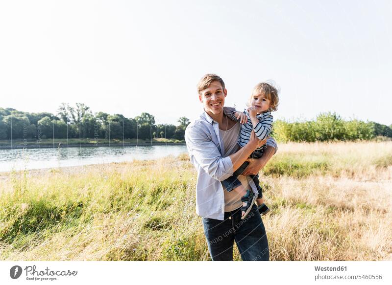 Vater und Sohn haben Spaß am Fluss an einem schönen Sommertag Europäer Kaukasier Europäisch kaukasisch Zuversicht Zuversichtlich Selbstvertrauen selbstbewusst