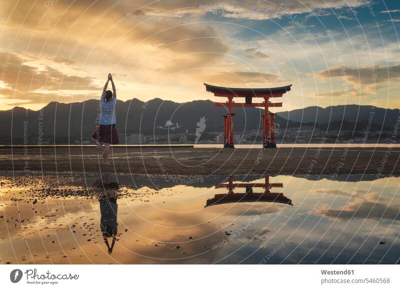 Frau genießt den Sonnenuntergang auf Itsukushima Island oder Miyajima, Hiroshima, Japan Itsukushima-Schrein Meditation meditieren reife Frau reife Frauen