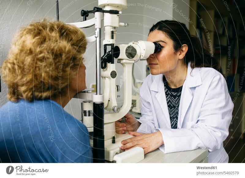 Augenarzt, der das Sehvermögen eines älteren Patienten untersucht Gesundheit Gesundheitswesen medizinisch Kranke Kranker Job Berufe Berufstätigkeit