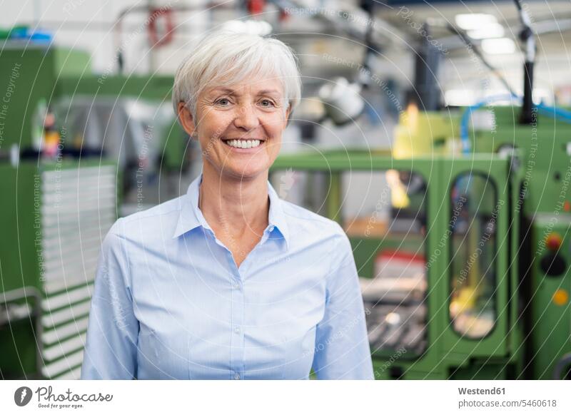 Porträt einer lächelnden älteren Geschäftsfrau in einer Fabrik Fabriken Portrait Porträts Portraits Geschäftsfrauen Businesswomen Businessfrauen Businesswoman