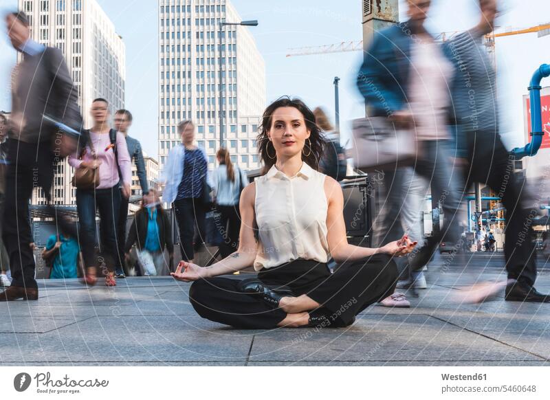 Junge Geschäftsfrau praktiziert Yoga in der Stadt zur Hauptverkehrszeit, Berlin, Deutschland Leute Menschen People Person Personen Europäisch Kaukasier