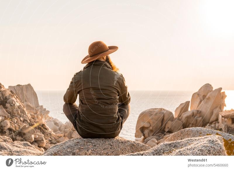 Italien, Sardinien, Rückenansicht eines Mannes, der einen Hut trägt Männer männlich Aussicht Ausblick Ansicht Überblick schauen sehend Hüte Erwachsener