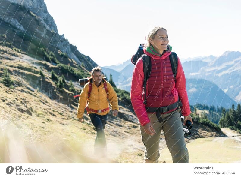 Österreich, Tirol, Paar beim Wandern in den Bergen wandern Wanderung Pärchen Paare Partnerschaft Gebirge Berglandschaft Gebirgslandschaft Gebirgskette