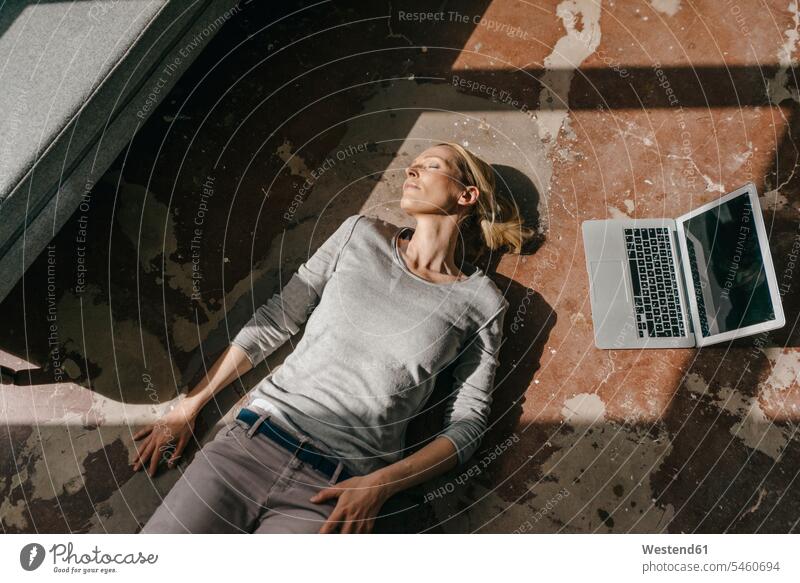 Frau schläft auf dem Boden neben dem Laptop schlafen schlafend Böden Boeden Notebook Laptops Notebooks weiblich Frauen Schlaf Computer Rechner Erwachsener
