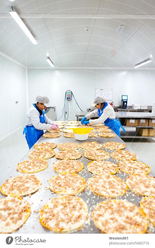 Frauen bereiten Pizzas in Pizzabetrieb zu Job Berufe Berufstätigkeit Beschäftigung Jobs Schale Schalen Schälchen Schüsseln Tische Arbeit Erzeugung Erzeugungen