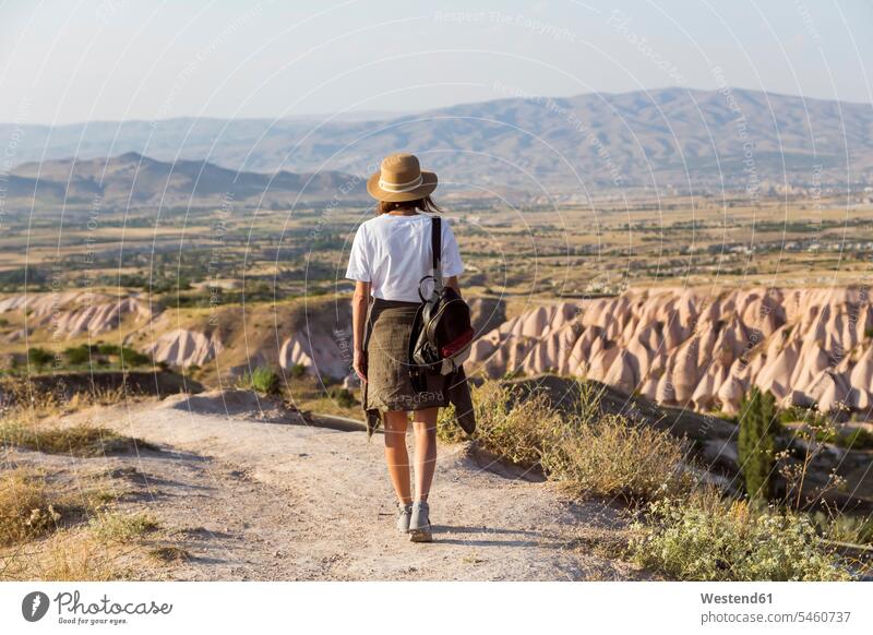 Frau zu Fuß zum Aussichtspunkt in der Nähe von Uchisar, Kappadokien, Türkei Erlebnisse auf Achse in Bewegung Abenteuer abenteuerlich alleine einzeln Ansicht