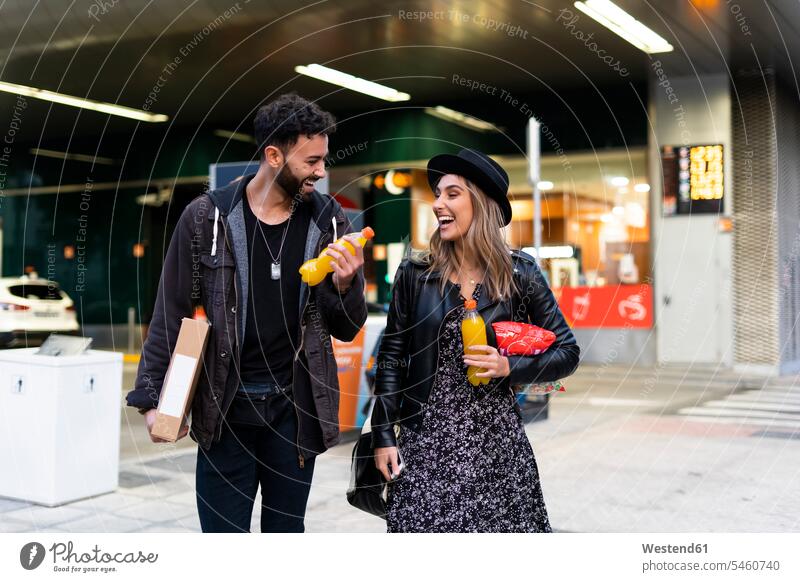 Lachendes junges Paar mit Einkäufen in der Stadt Leute Menschen People Person Personen Europäisch Kaukasier kaukasisch 2 2 Menschen 2 Personen zwei
